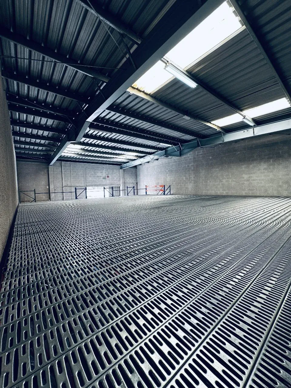 Steel structure mezzanine floor with GI grating deck in a UAE warehouse