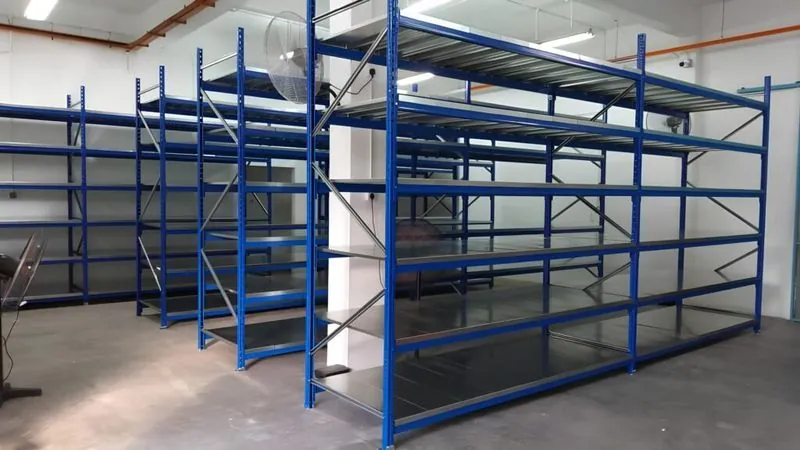 Medium duty long span racking with steel shelves